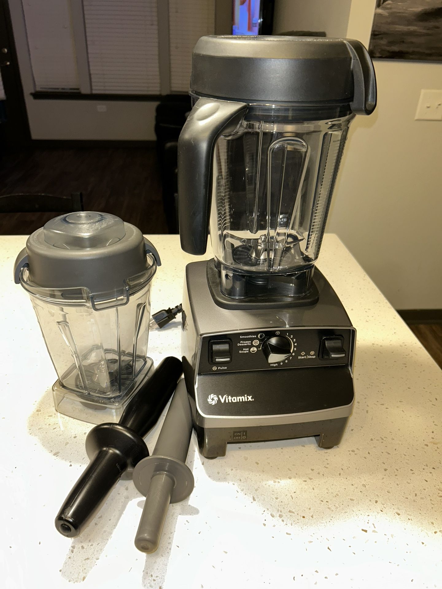 Vitamix blender with 2 containers