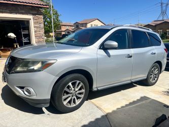 Nissan Pathfinder SV four-wheel-drive