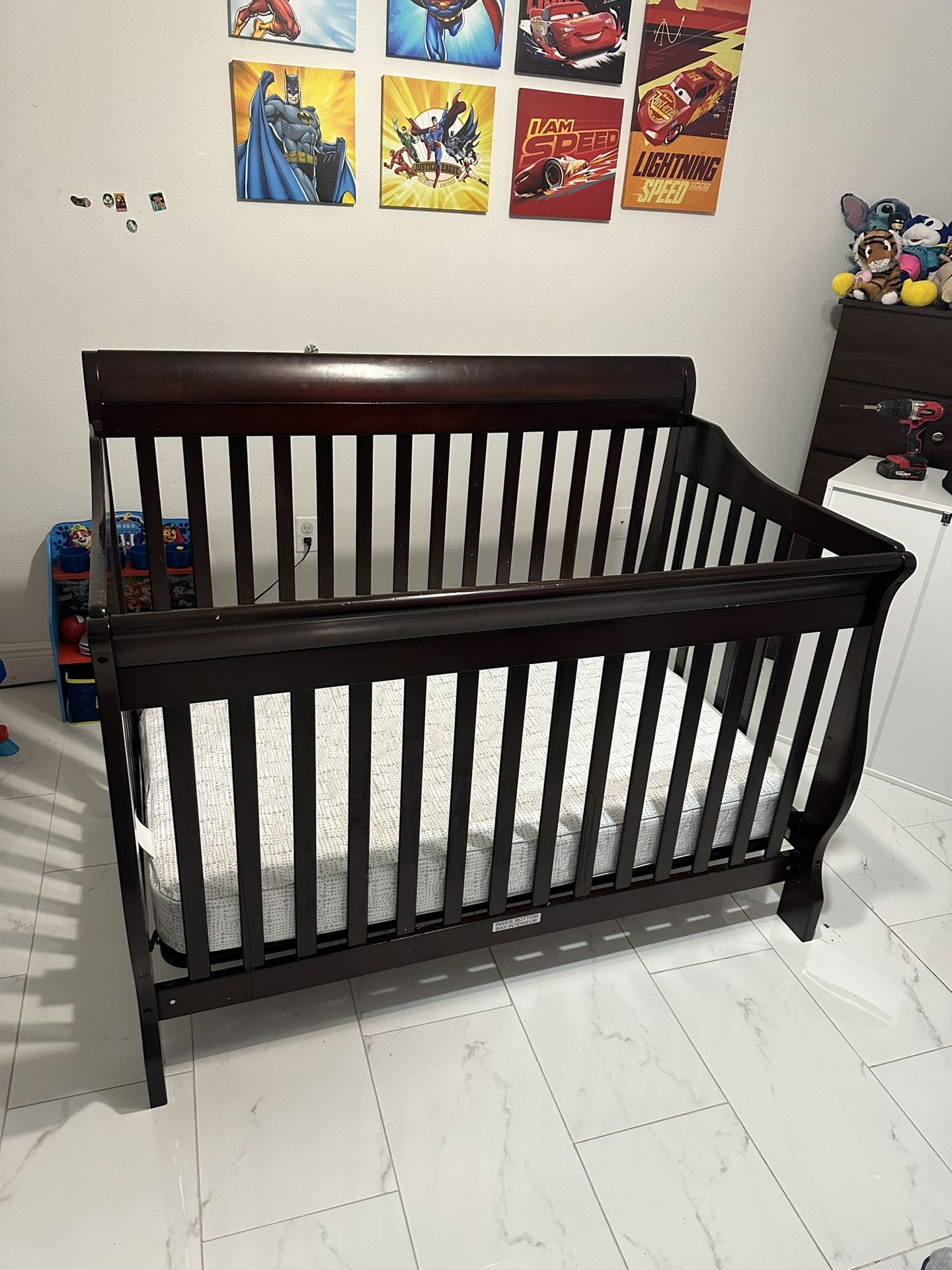 Crib With Mattress. Adjustable Mattress.