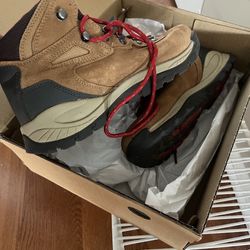 Columbia Women’s Newton Ridge Plus Waterproof Amped Hiking Boots. Size 8.5 