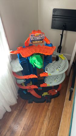Hot wheels, garage & Boy play house