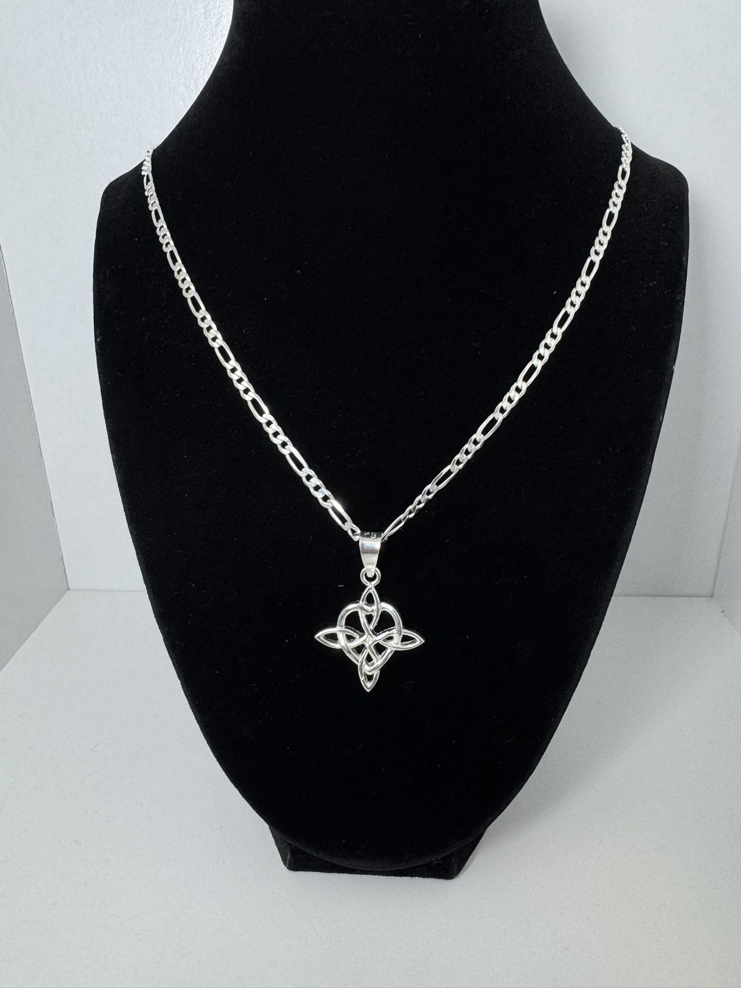 Cadena con dije de nudo de bruja de plata 925