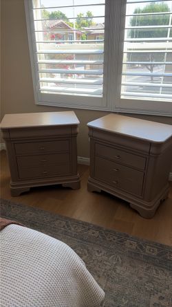 Set of 2 NIGHTSTAND dressers !