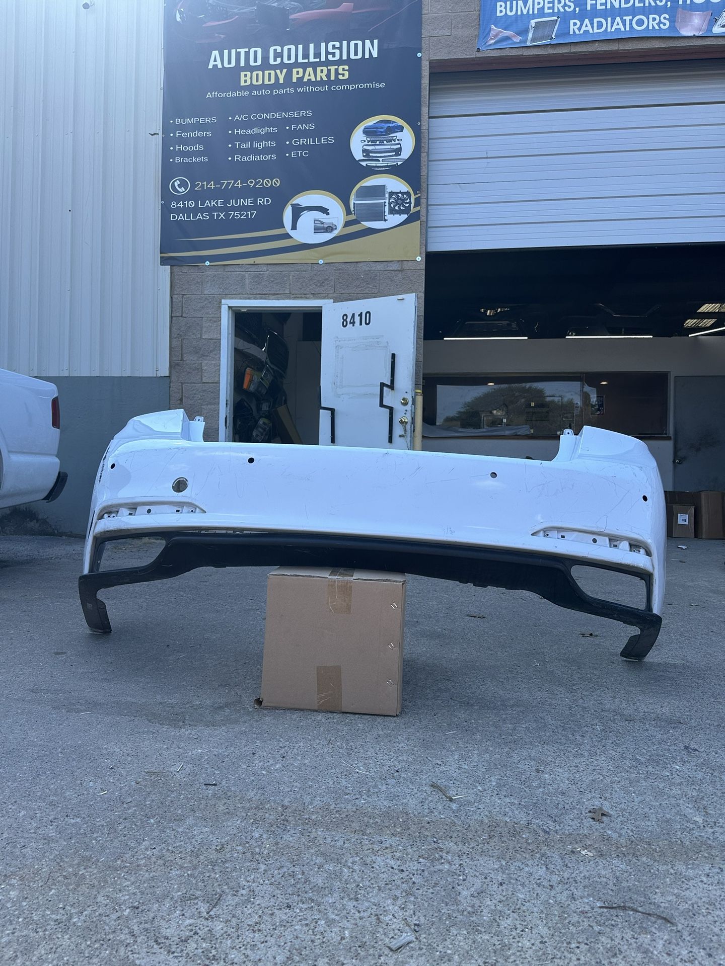 Hyundai Genesis Bumper Rear 14-18 ( Used Car Parts )