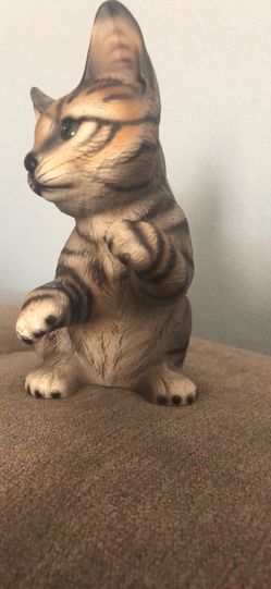 A really cute kitty cat statue