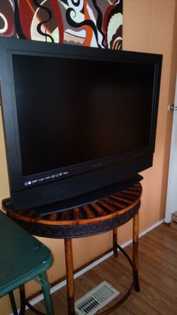 Tv Good Condition. (2)