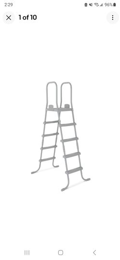 Above ground pool ladder