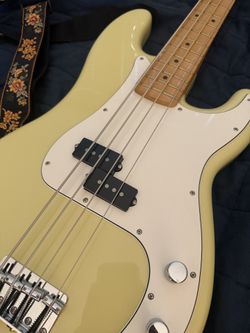 Fender Player II Precision Bass - Hialeah Yellow w/Maple FB