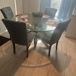 Stunning Dinning Room Set. Conditions Used Nomal   Wear