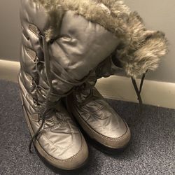 Woman’s Snow Boots