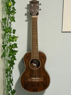 Amahi UK445T-EQ - Tenor Ukulele