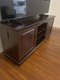 Walker Edison TV Stand (Like New) - 57" x 16" x 25" Mueble para TV Walker Edison (Casi Nuevo) - 57