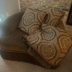 Large Swivel with Pillows and Blanket