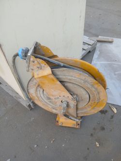 Air hose with retractable stand
