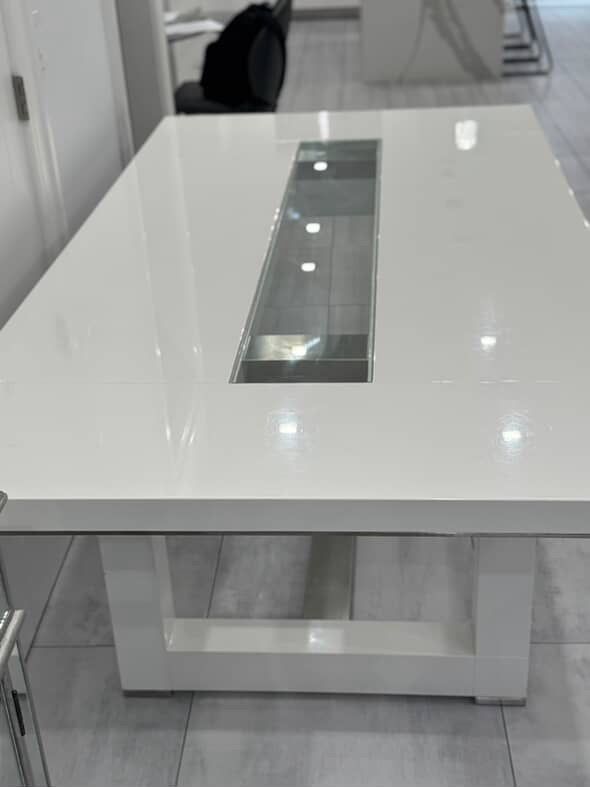 White High-Gloss with Central Glass Accent, Extendable table