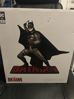 THE BATMAN DC DIRECT STATUE