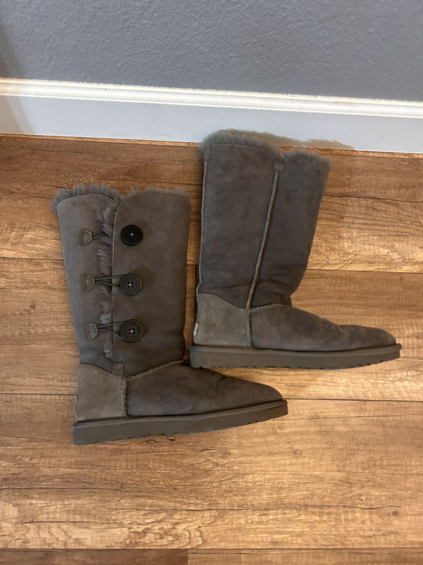 UGG Bailey Button Triplet Boots Size 8