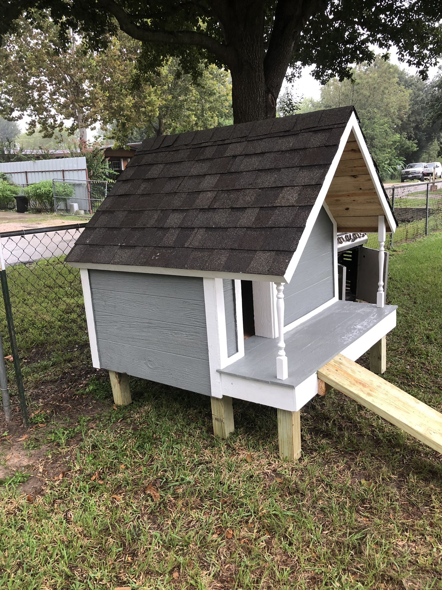 Custom large dog house with rear window/Columns and vent