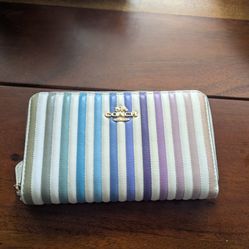 MEDIUM ZIP AROUND WALLET WITH OMBRE QUILTING