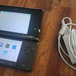 Black Nintendo 3DS w/ Charger & Stylus