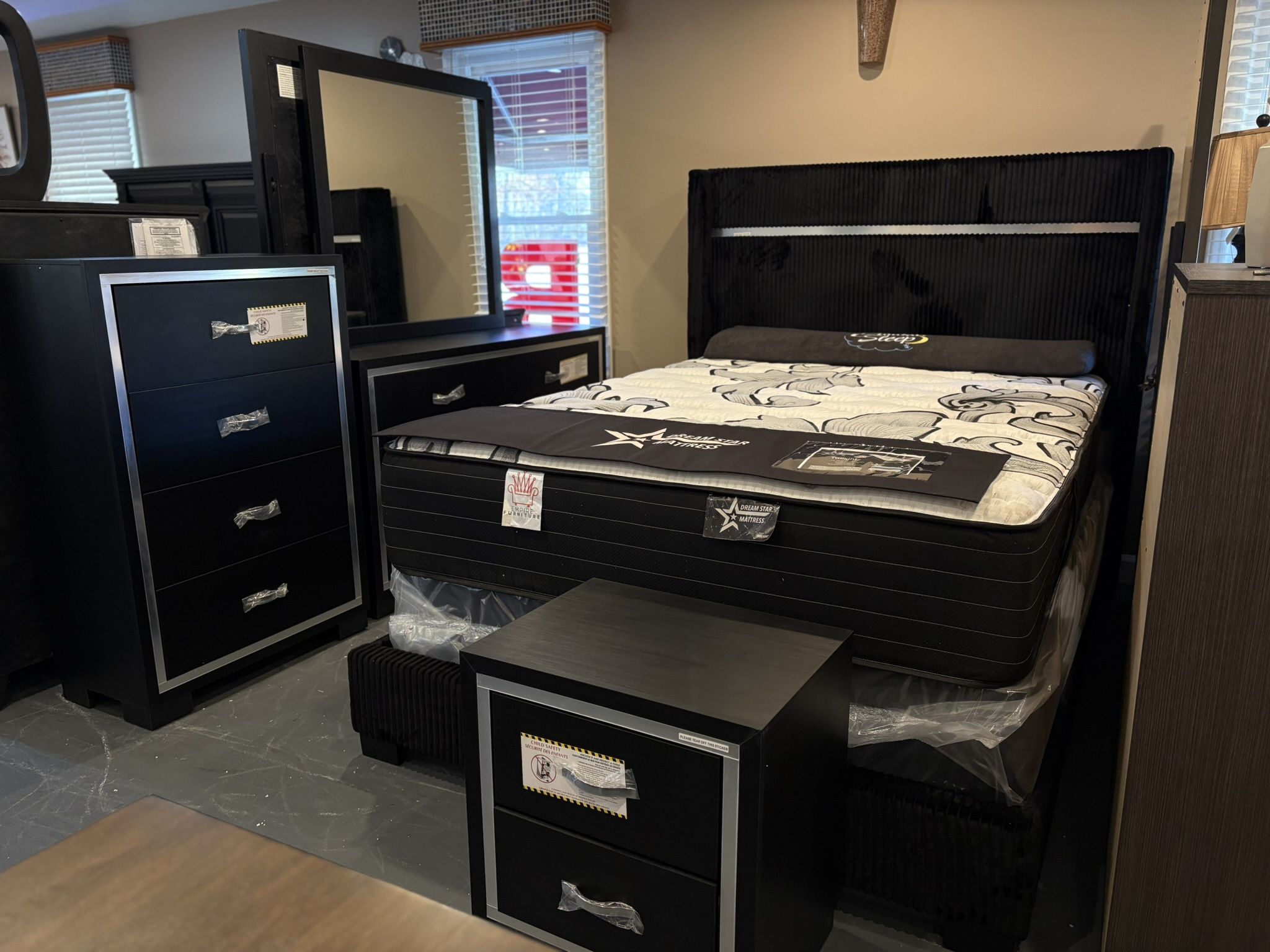 New Queen 5pc Bedroom Set