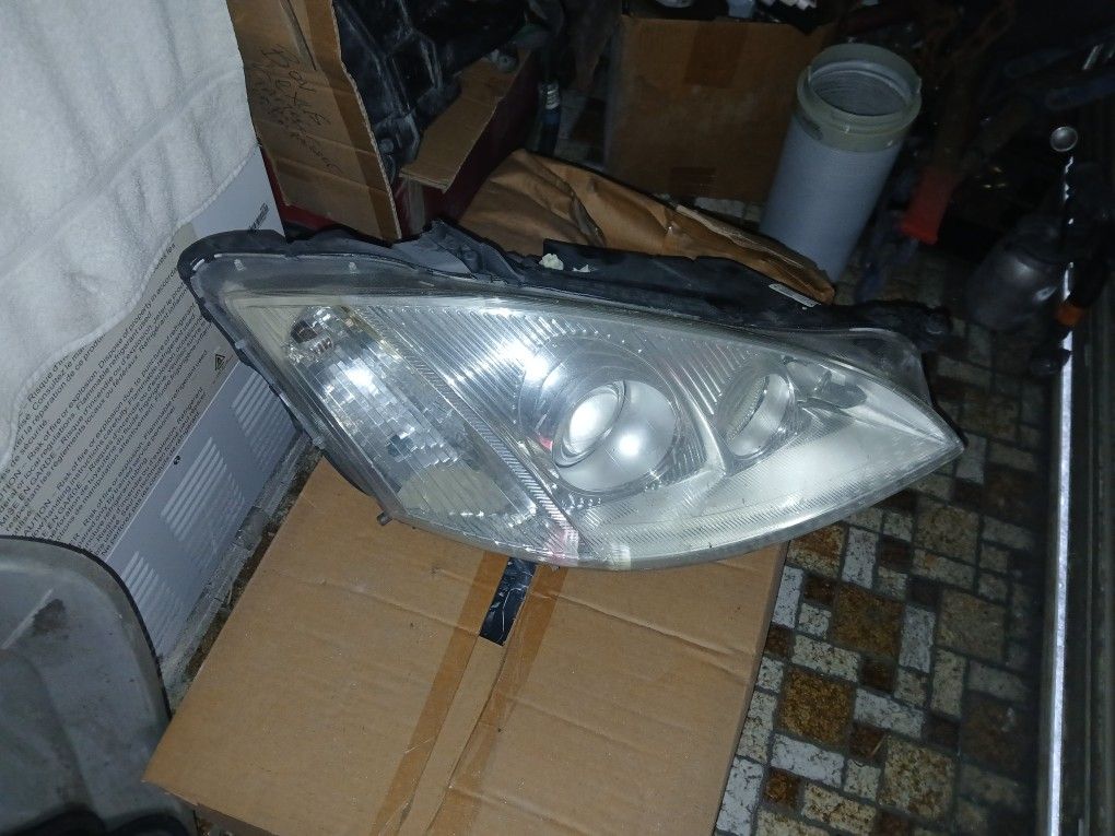 2009 Mercedes S550 Right Headlight