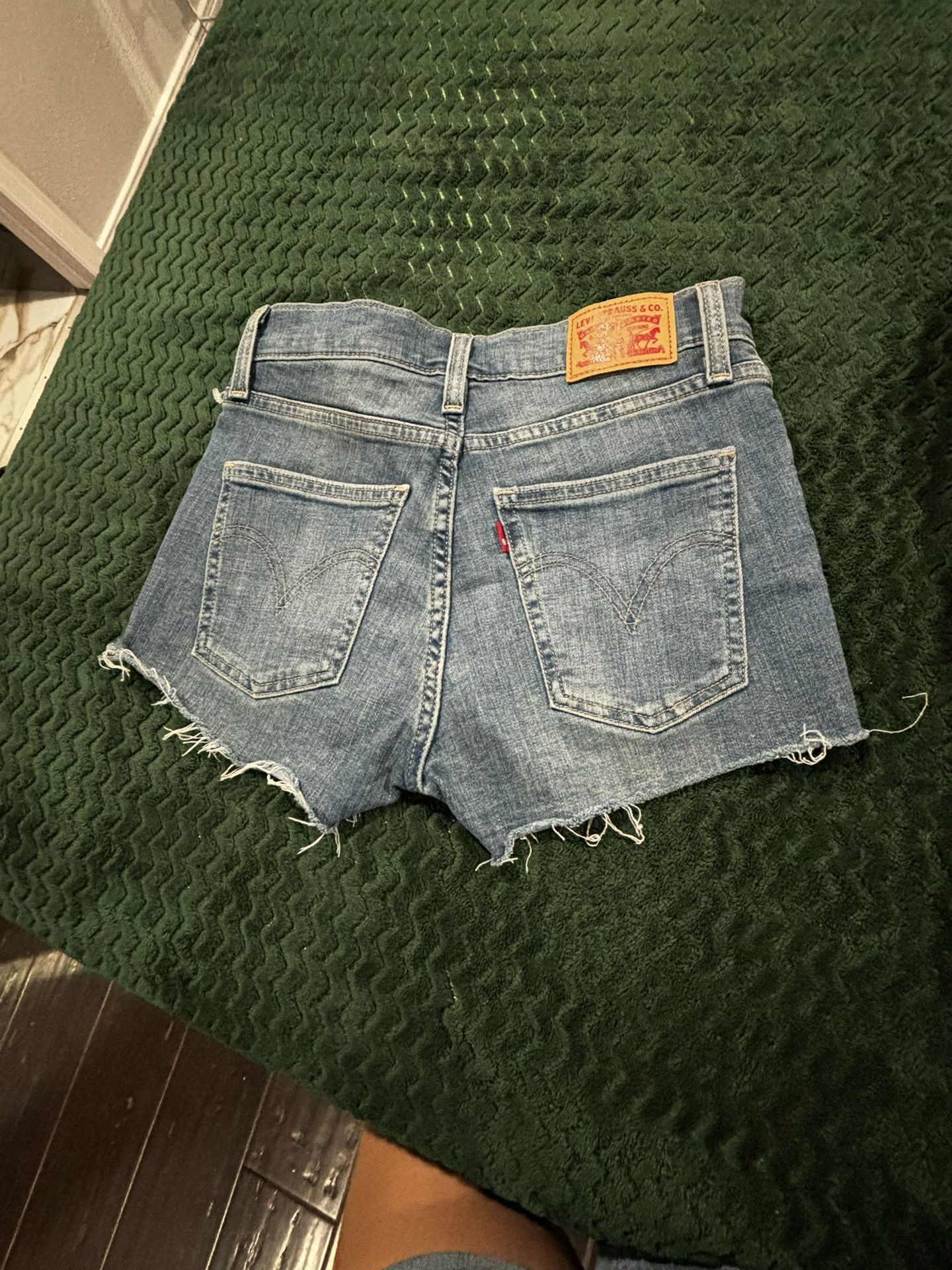 Women Levi’s Shorts New Never Used Size 24 10$