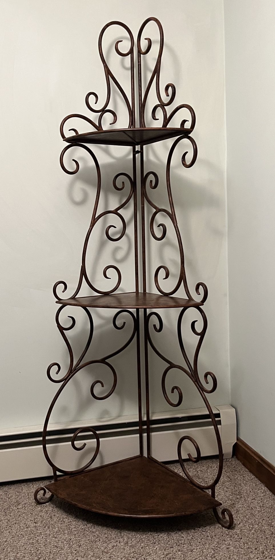 Metal corner shelf
