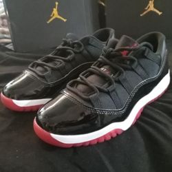 Retro Jordan 11 Low Top Sneakers 