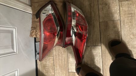 Tail lights ( left ) and ( right)