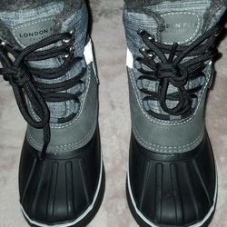 kids snow boots (new size 2)