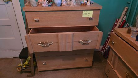 Dresser set