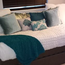 Daybed With Trundle and Twin Mattress 