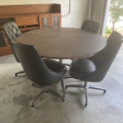 MCM Formica Round Dinning Table W/4 Chairs. 