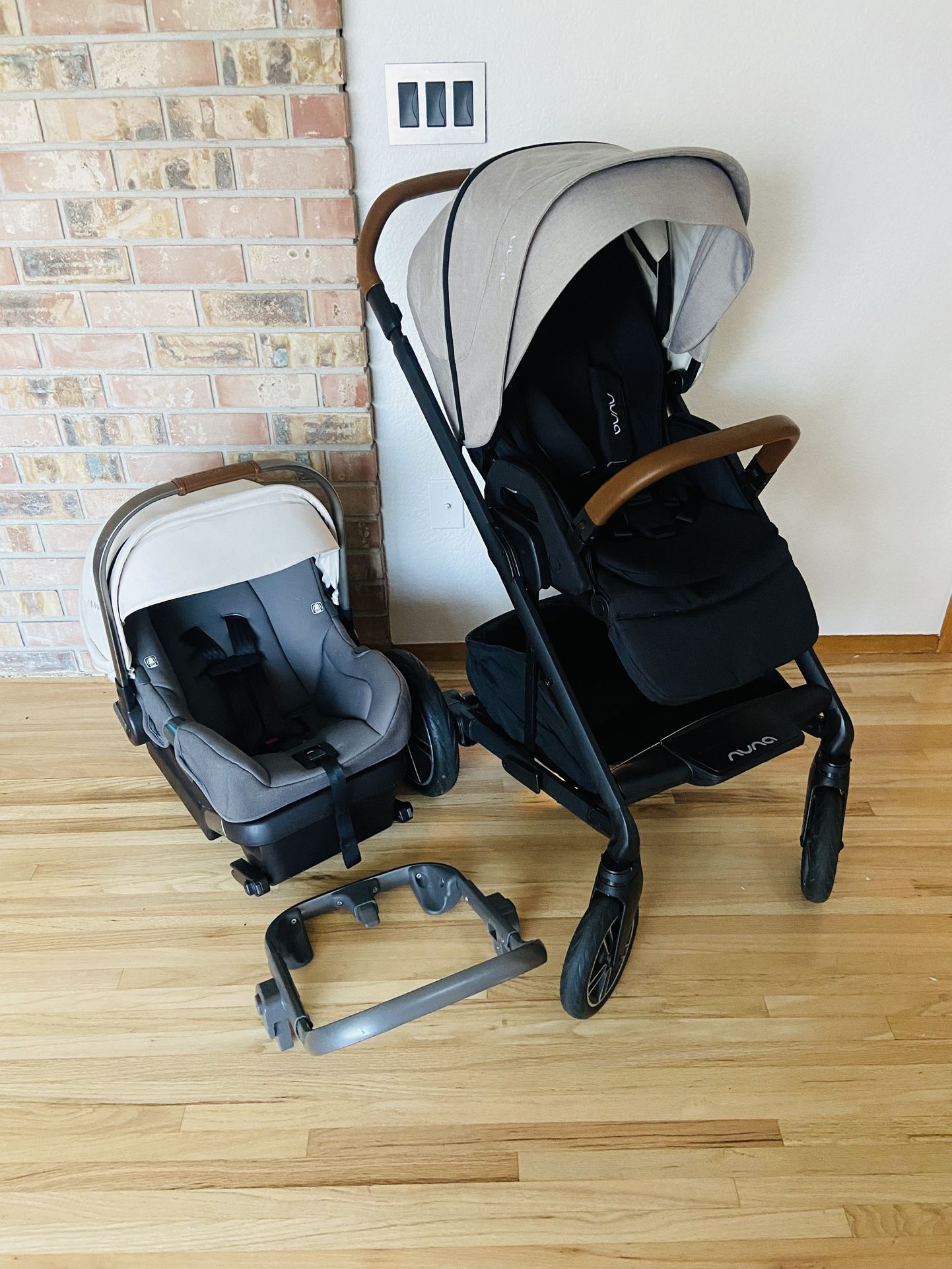 Nuna Mixx Stroller And Car Seat With White Canopy