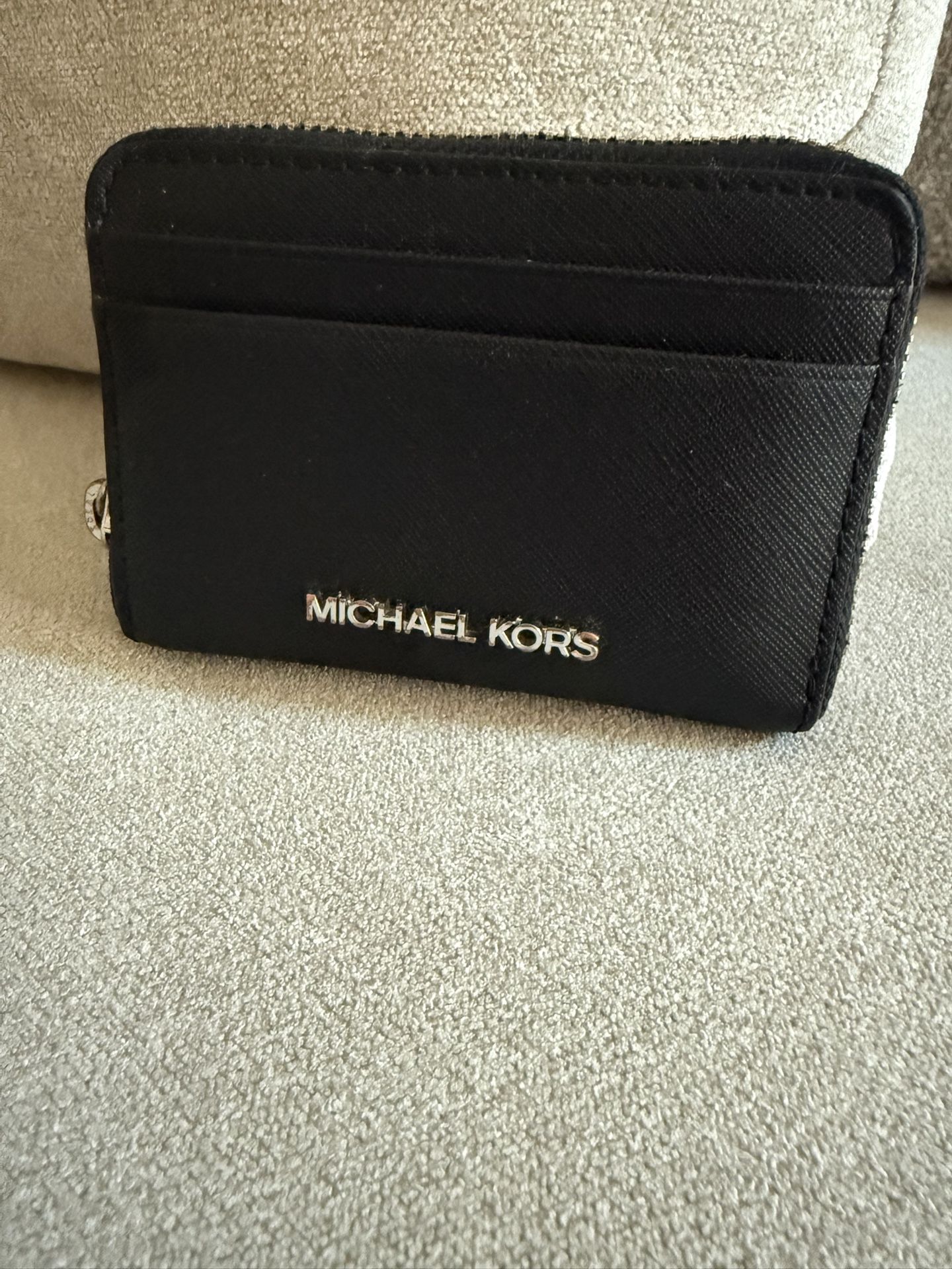 USED MICHAEL KORS SMALL WALLET IN GREAT CONDITION…$20 Dlls 