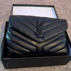 Black puff leather purse 