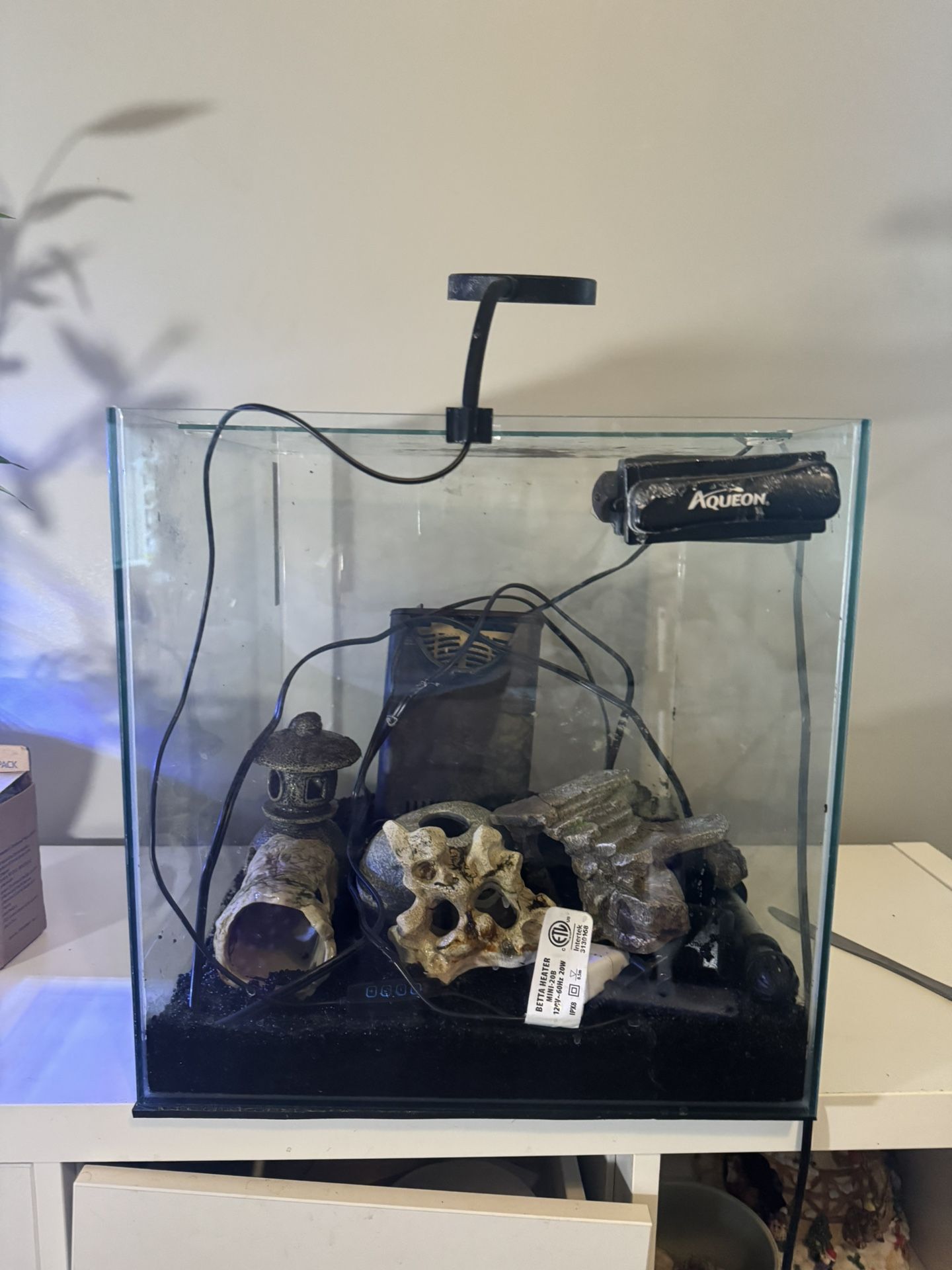 Aqueon Frameless Cube Aquarium - 14 gal with ACCESSORIES