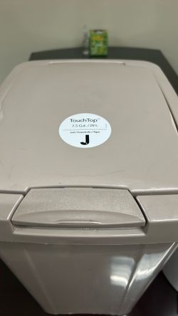 7.5gal touch top trash can