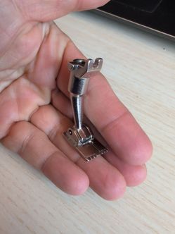 Bernina Old Style Tucking Foot （028）