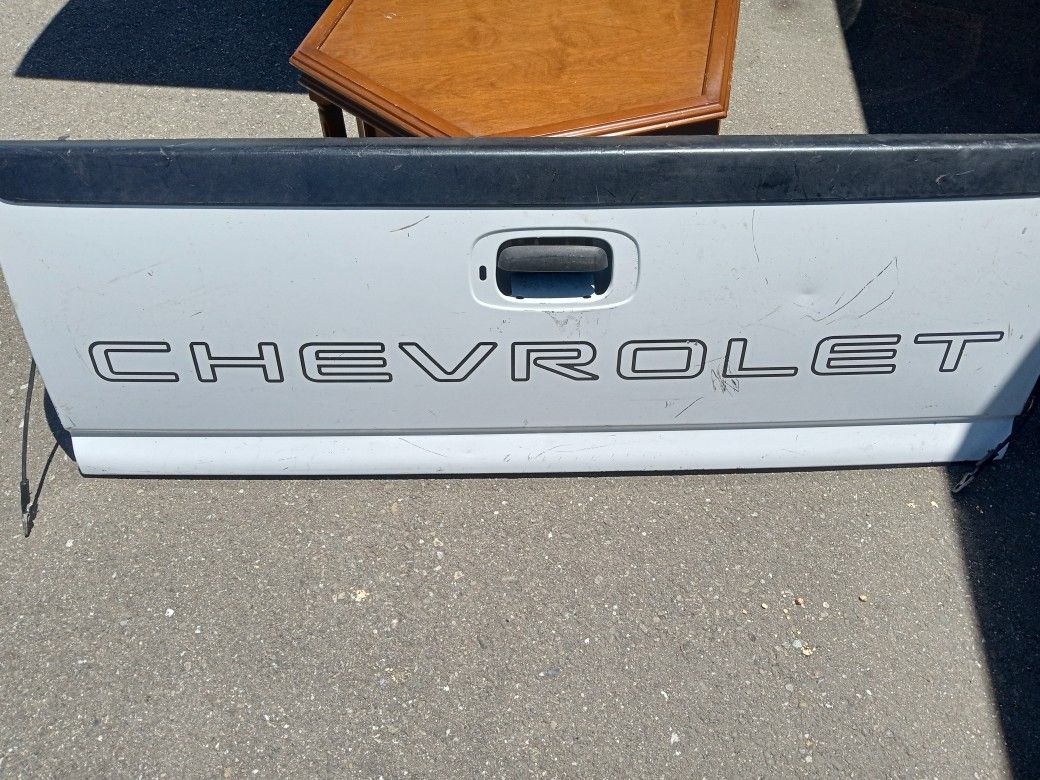 99-06 Chevrolet Silverado White Complete Decklid Tailgate