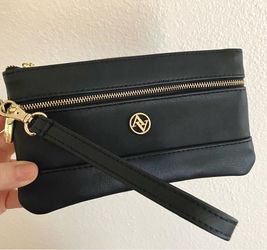 Adrienne Vittadini double zip wristlet 🖤