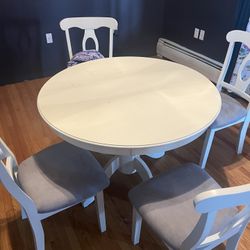 Round Dining Room Table & Chairs 