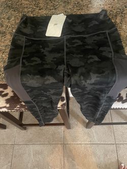 Women’s Fabletics Capri Leggings