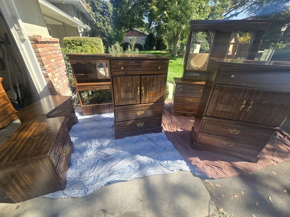 Pretty, 7 Piece MCM Vintage Bedroom Set | Matching Dresser Set