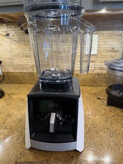 Vitamix 2021 Ascent blender with unused new in box container