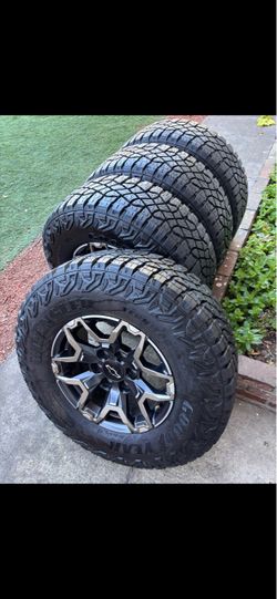 Chevy Silverado ZR2 wheels and tires 285/70/17
