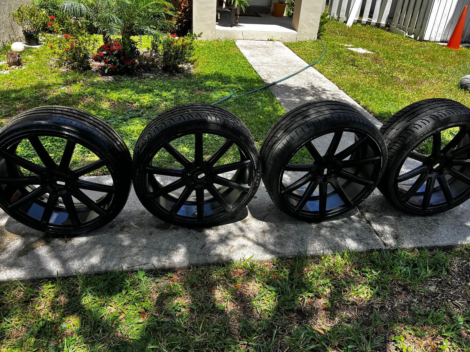 🚨 22” XO Luxury Staggered Rims + Tires – 70% Tread – Gloss Black – FULL SET 🚨