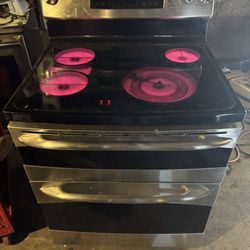 Ge Stove Double Oven On. Good Working Condition 
