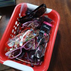 19 Sets Of Readers And Sunglasses